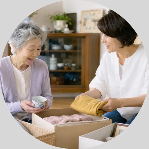 実家の衣類を親御さまと一緒に整理するスタッフ