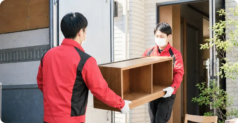 家具を運び出す不用品回収業者