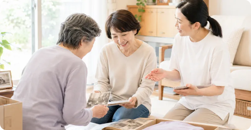売却・引き渡し前の実家整理を進める家族とスタッフ