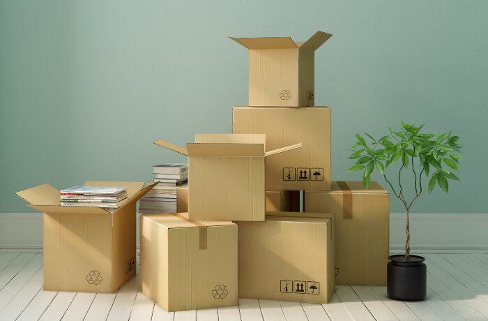 部屋ごとに荷造りした段ボール